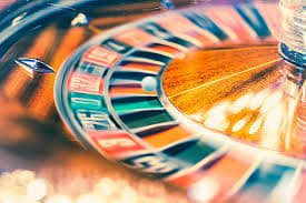Studio dealer langsung multi-kamera gatotkaca 123 menampilkan meja blackjack dan roulette profesional